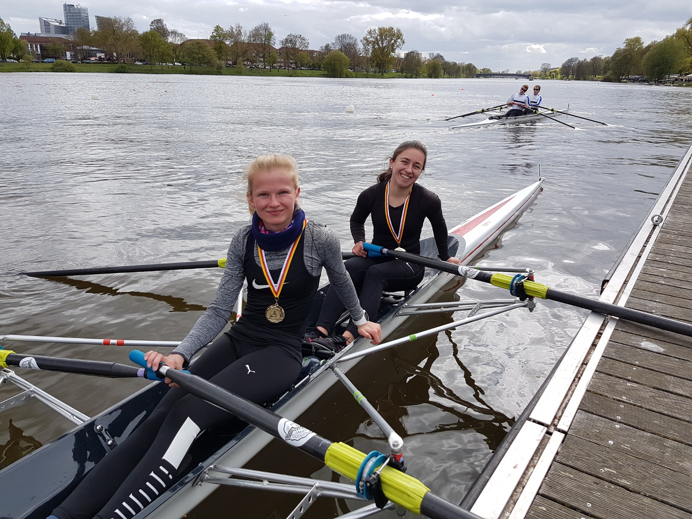 Das Foto zeigt Annika Lammersdorf und Emily Voss-Dust nach dem Sieg auf dem Münsteraner Aasee (Foto (C) ESV Lingen))