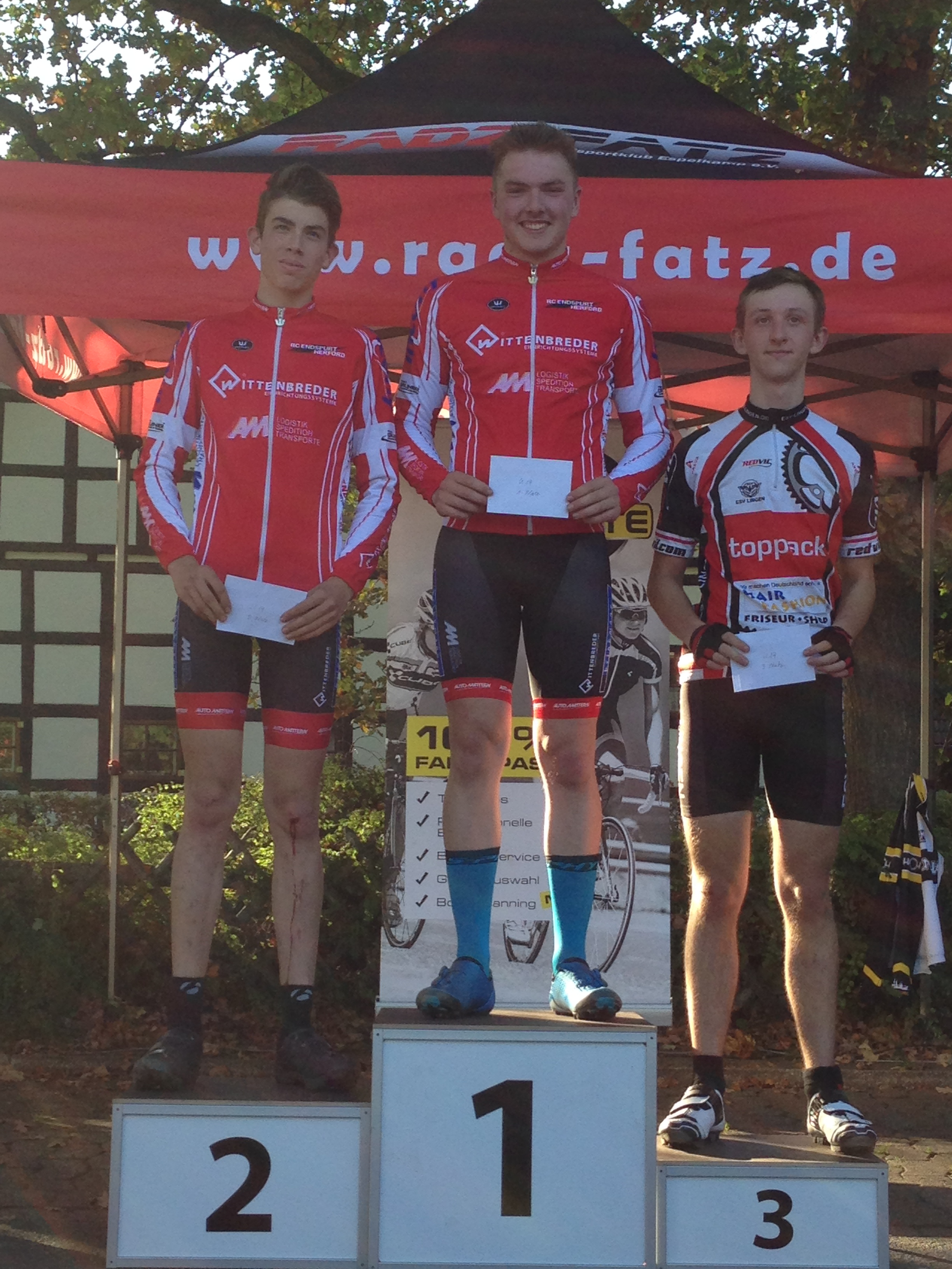 Henry Miller und Philipp Gohla, beide vom RC Endspurt Herford und Marck Tsegelnyk vom ESV Lingen bei der Siegerehrung der Klasse U19 in Espelkamp